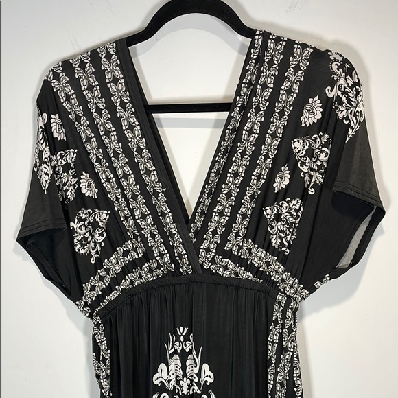 Black and White V-Neck Dolman Sleeve Maxi Sundress - Picture 6 of 8
